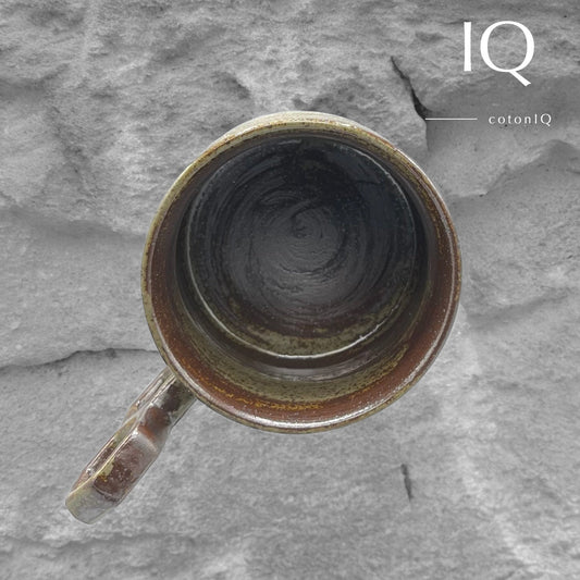 Designer-Keramiktasse mit geometrischem Griff – Grün und Braun – 235 ml