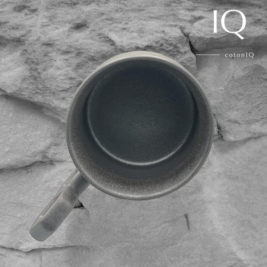 Designer-Keramiktasse mit geometrischem Griff – Schwarz und Gold – 235 ml