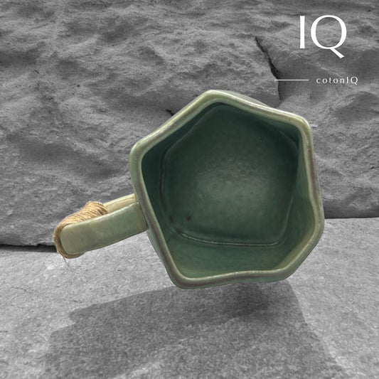 Handgefertigte Keramiktasse – Rustikales Unikat – Grün und Lilatöne – 230 ml