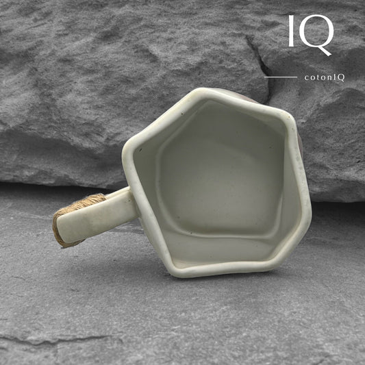 Handgefertigte Keramiktasse – Rustikales Unikat – Weiß und Lilatöne – 230 ml