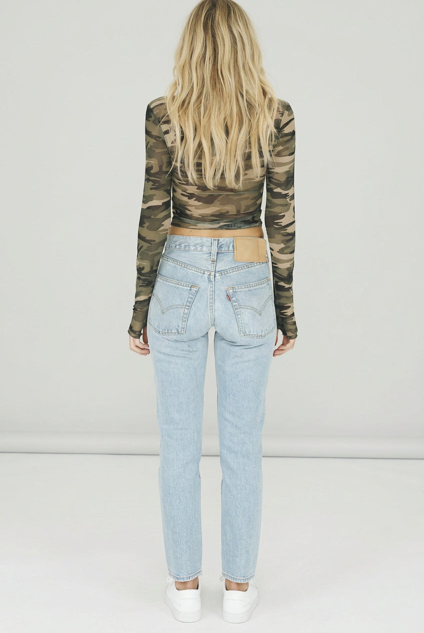 Rückansicht des transparenten Camouflage Mesh-Tops für Damen mit langen Ärmeln