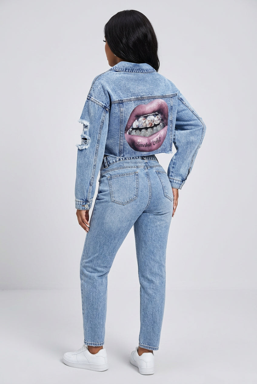 Rückansicht der Cropped Jeansjacke für Damen mit auffälligem Statement-Patch