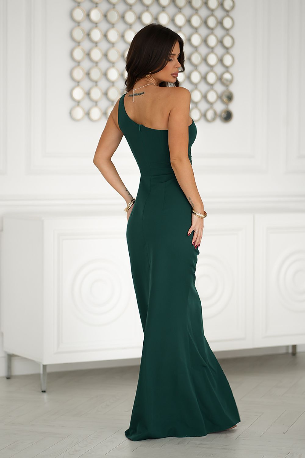 Abendkleid mit Paillettenausschnitt und Beinschlitz