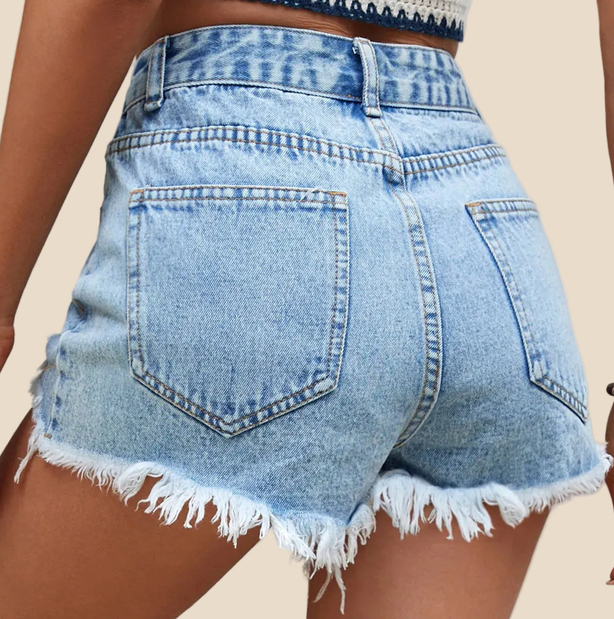Hellblaue Damen Jeansshorts mit hoher Taille, Destroyed Details und ausgefranstem Saum