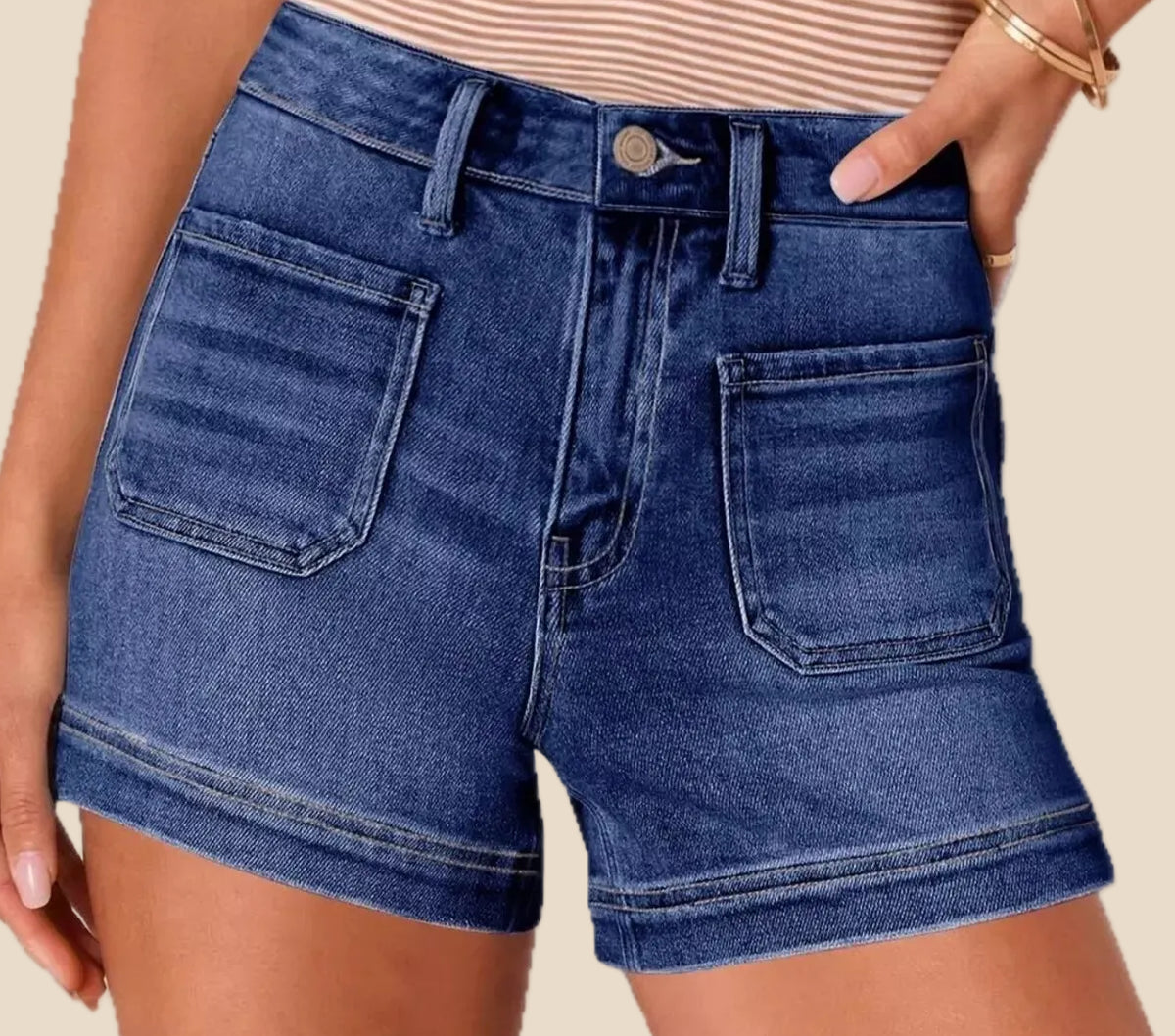 Damen Jeans Shorts mit hohem Bund und Taschen in naher Vorderansicht