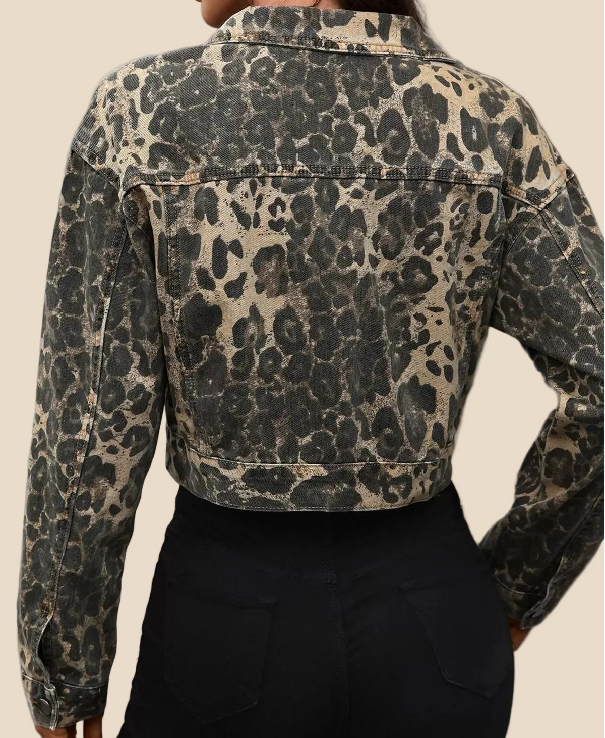 Kurze Damen Jeansjacke mit Leopardenmuster und langen Ärmeln in Rückansicht