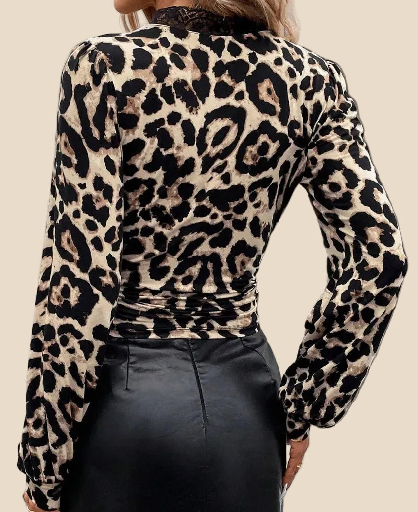Damen Bluse mit Leopardenmuster, schwarzer Spitze am tiefen V-Ausschnitt und langen Ärmeln