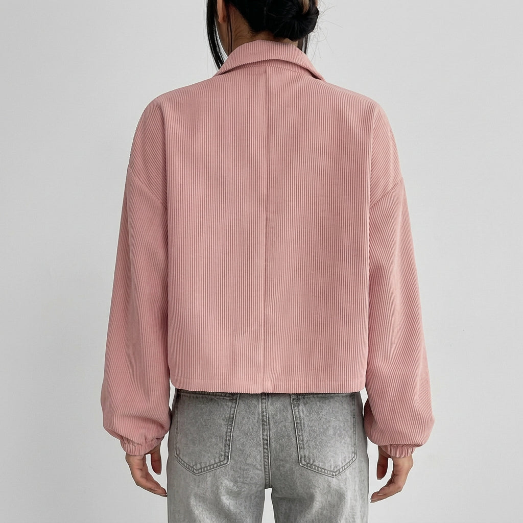 Rosa Damen Cordjacke in kurzer Passform mit Knopfleiste, Brusttaschen und langen Ärmeln