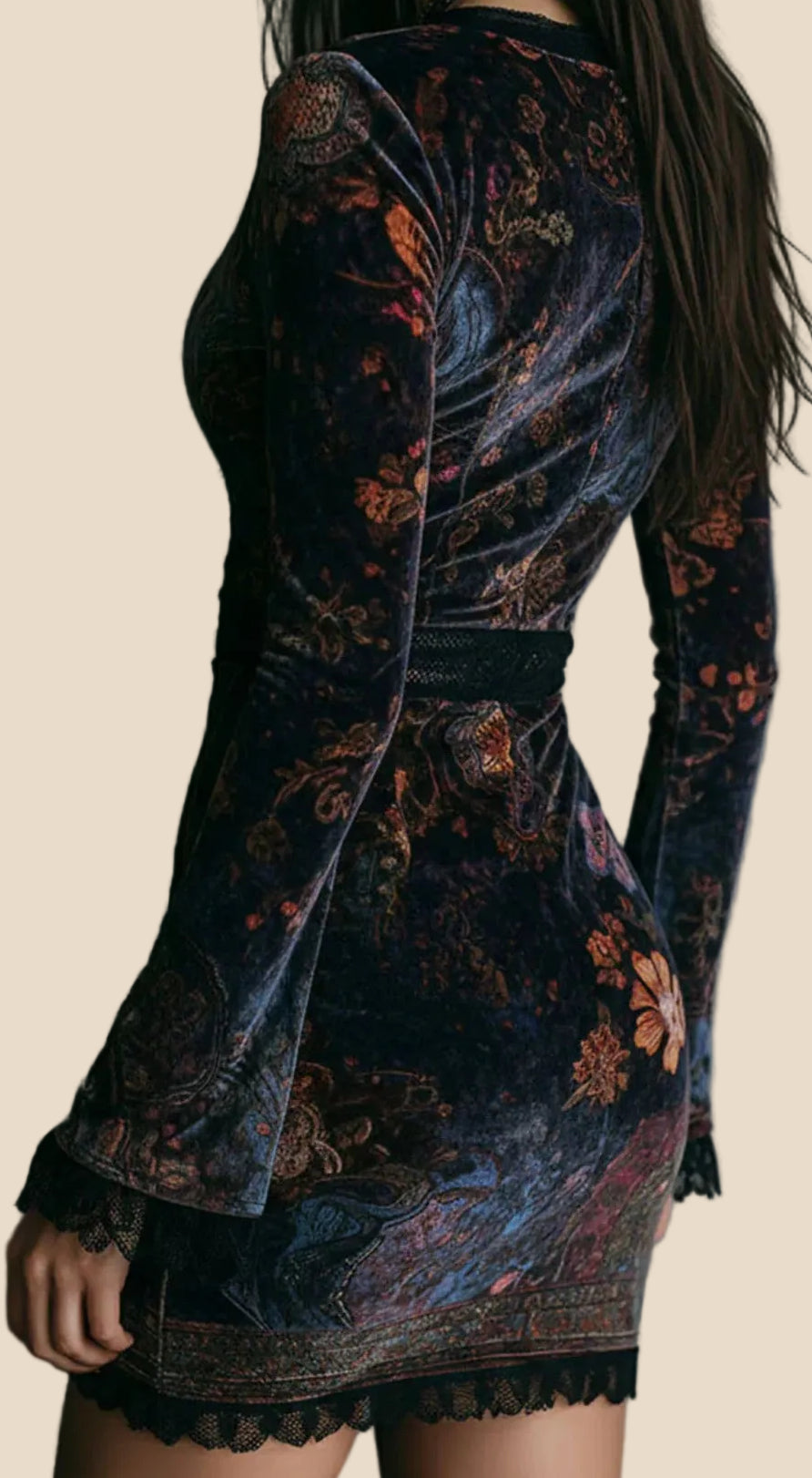 Rückansicht des figurbetonten Damen Minikleids in Samtoptik mit floralem Muster