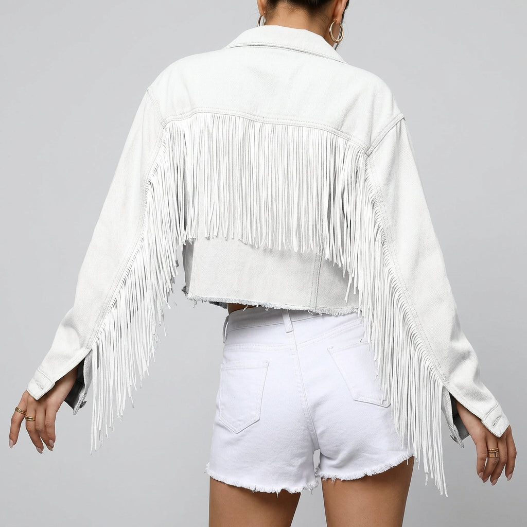 Detail der langen Ärmelfransen an einer kurzen Jeansjacke für Damen