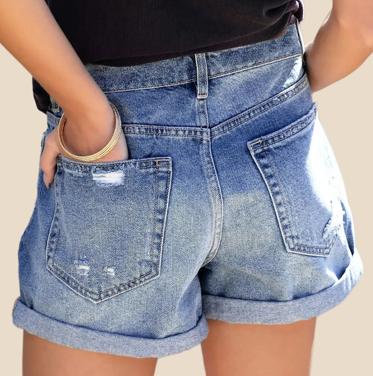 Rückansicht der High Waist Jeans Shorts für Damen mit Gesäßtaschen und Denim-Waschung