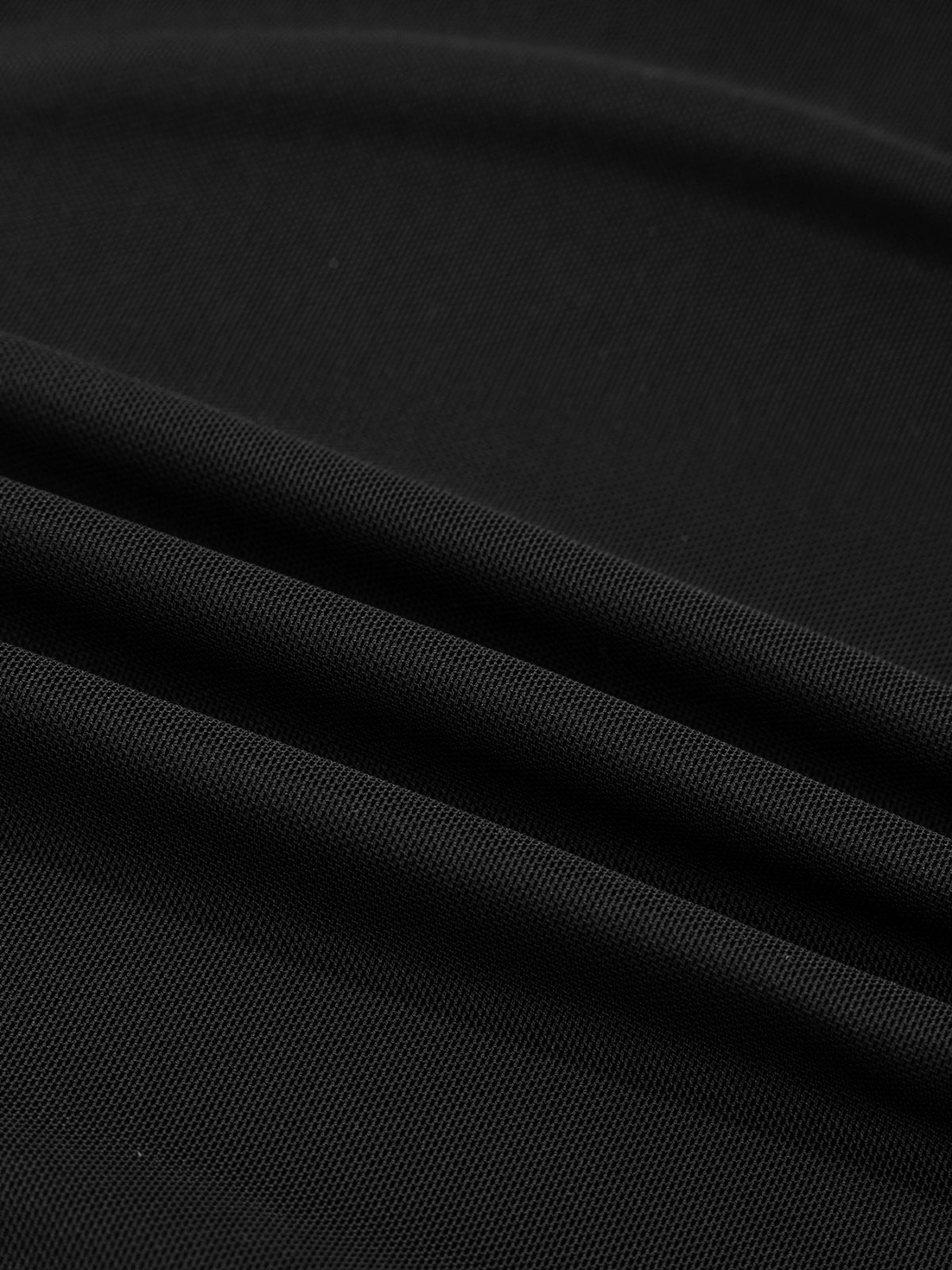 Nahaufnahme der feinen Stoffstruktur des Damen-Langarmtops mit Mesh-Einsätzen