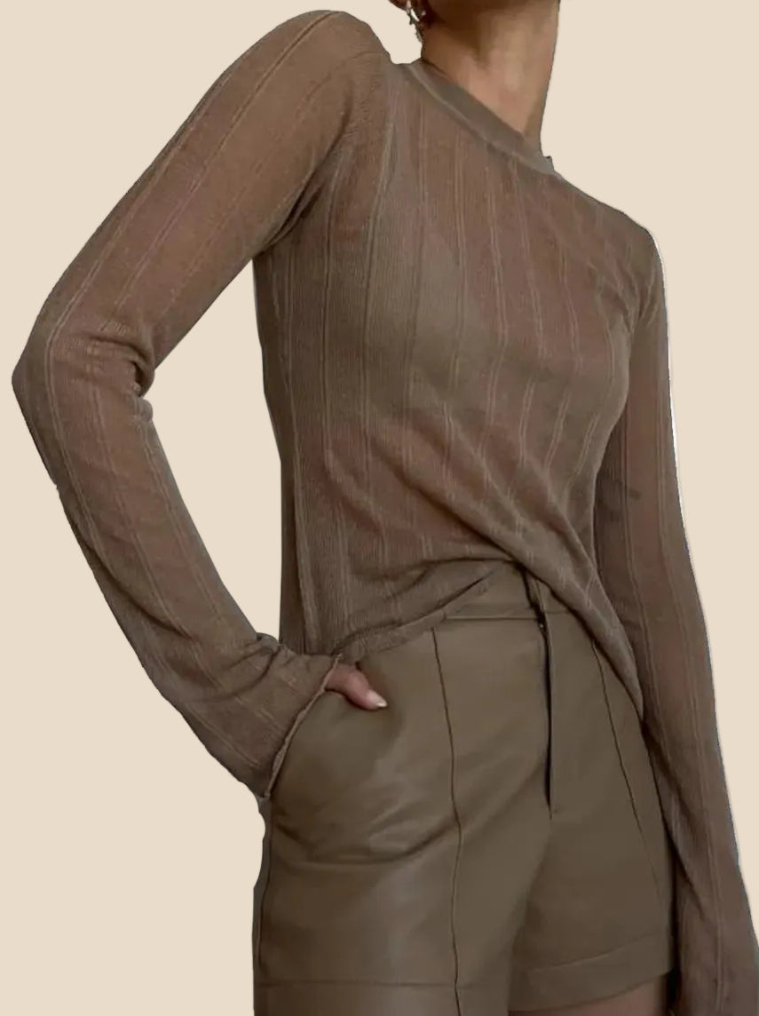 Cappuccinofarbenes Langarmshirt für Damen mit schmaler Passform und klassischem Rundhalsausschnitt