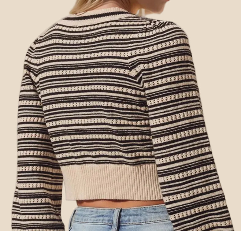 Cremefarbener Strickcardigan für Damen mit schwarzen Streifen, tiefem V-Ausschnitt und zwei auffälligen Schleifen an der Vorderseite