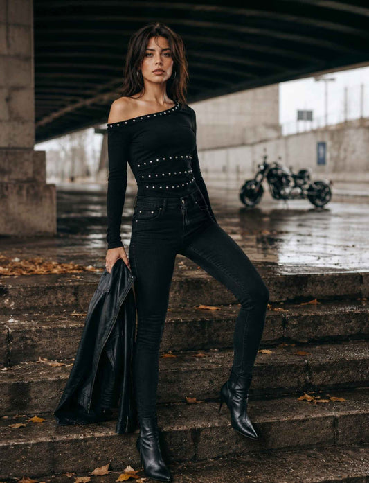 Schwarzes One-Shoulder Top für Damen mit langen Ärmeln und Nieten kombiniert mit schwarzer Jeans im herbstlichen Rebel Streetstyle