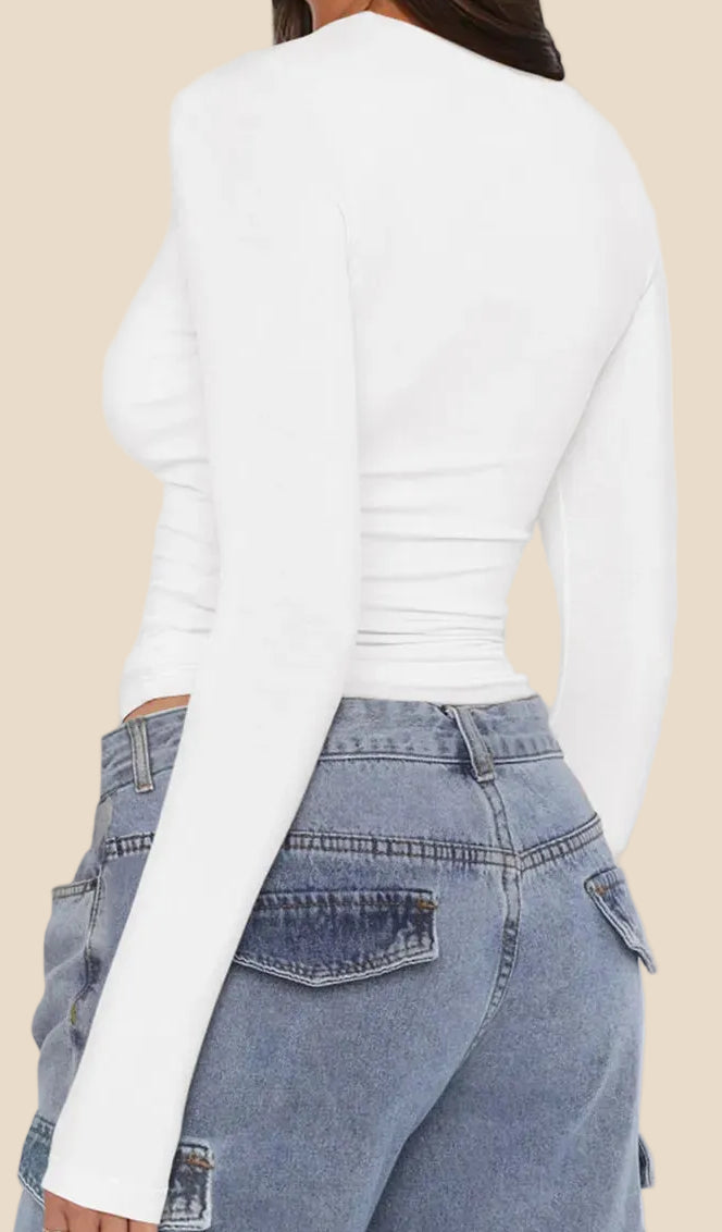 Weißes figurbetontes Langarmshirt für Damen mit seitlicher Raffung und asymmetrischem Ausschnitt