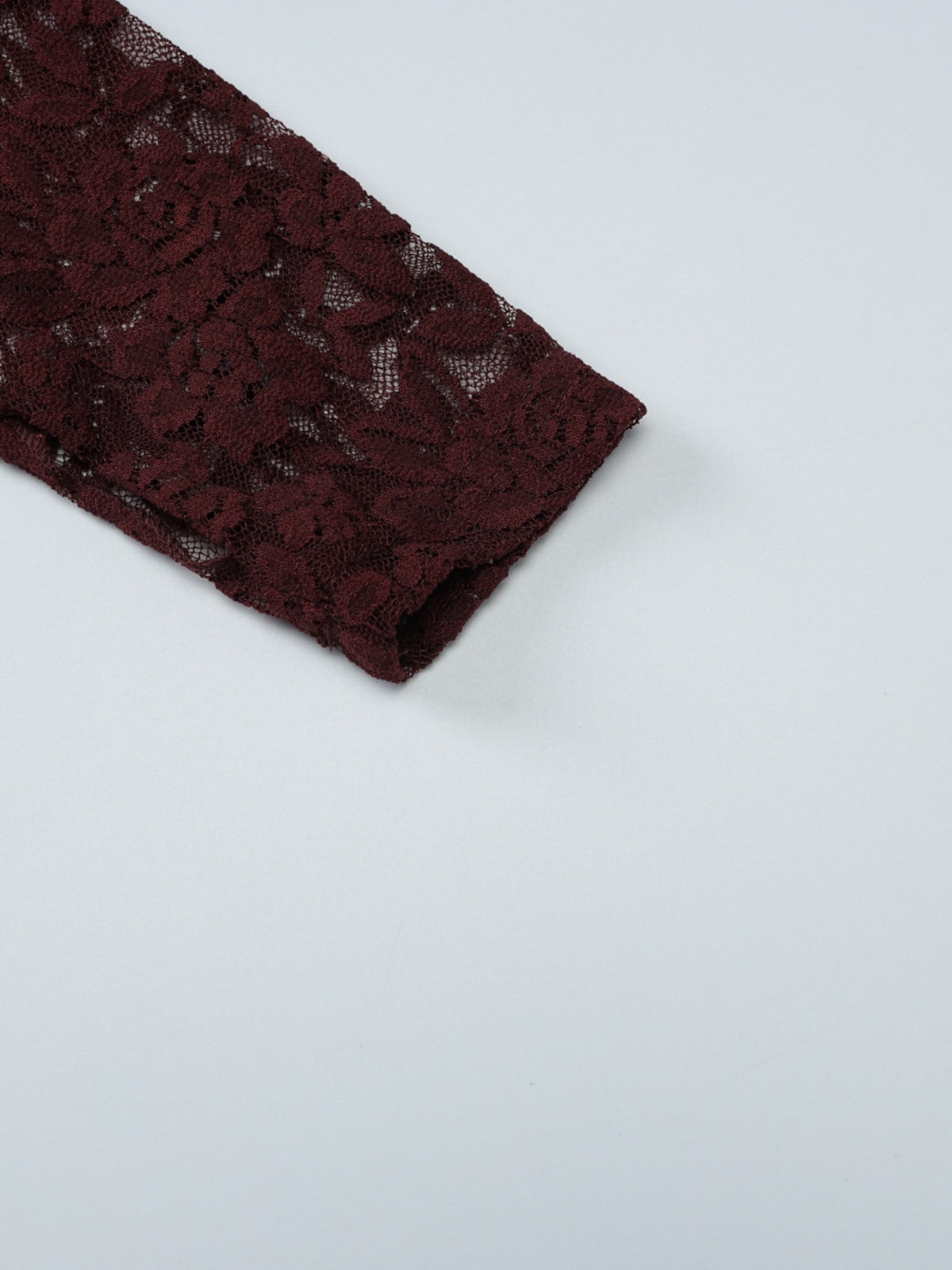 Ärmeldetail des floralen Spitzen-Langarmtops für Damen