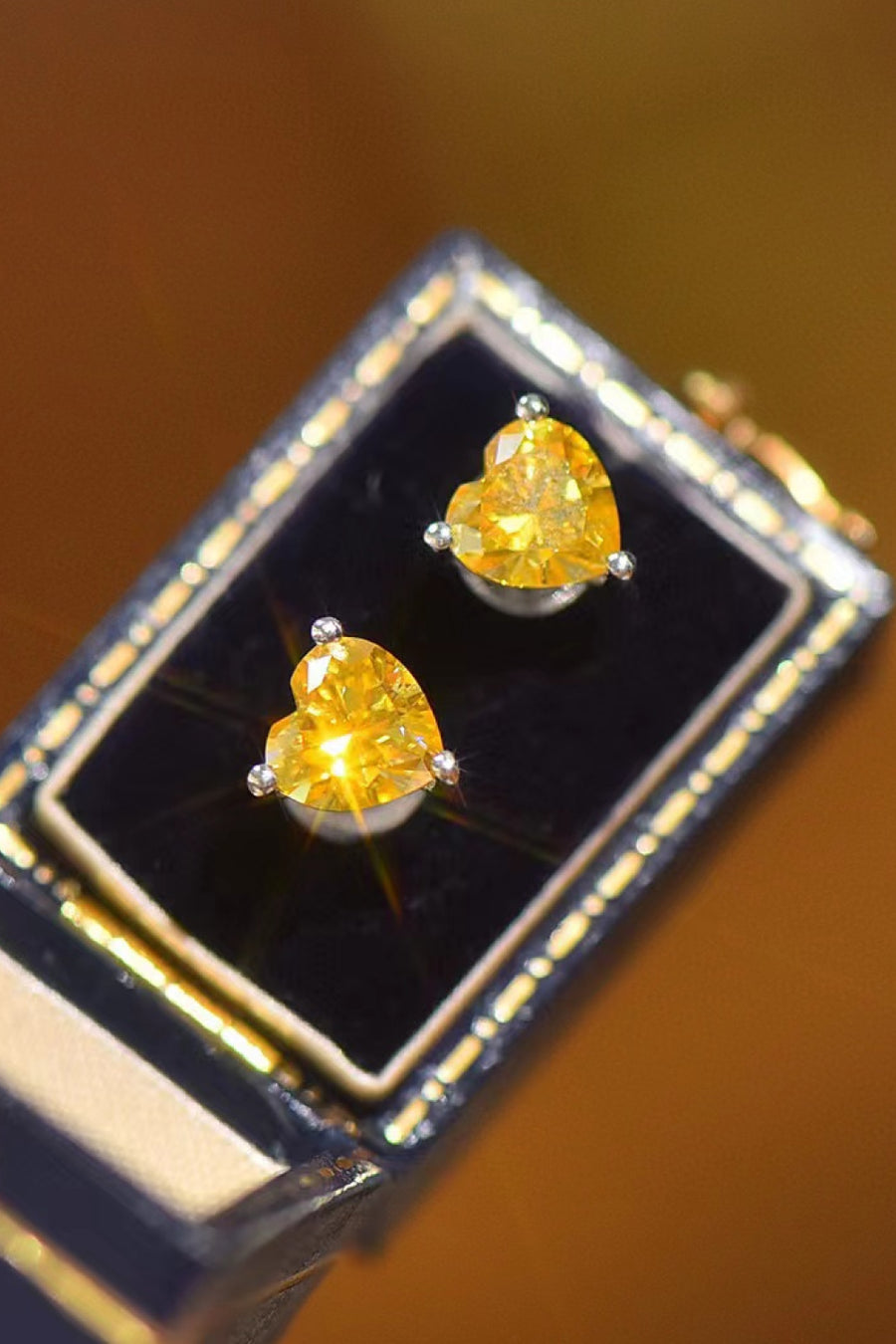 Damen Herz Ohrringe mit gelbem Moissanit 2 Karat platiniert