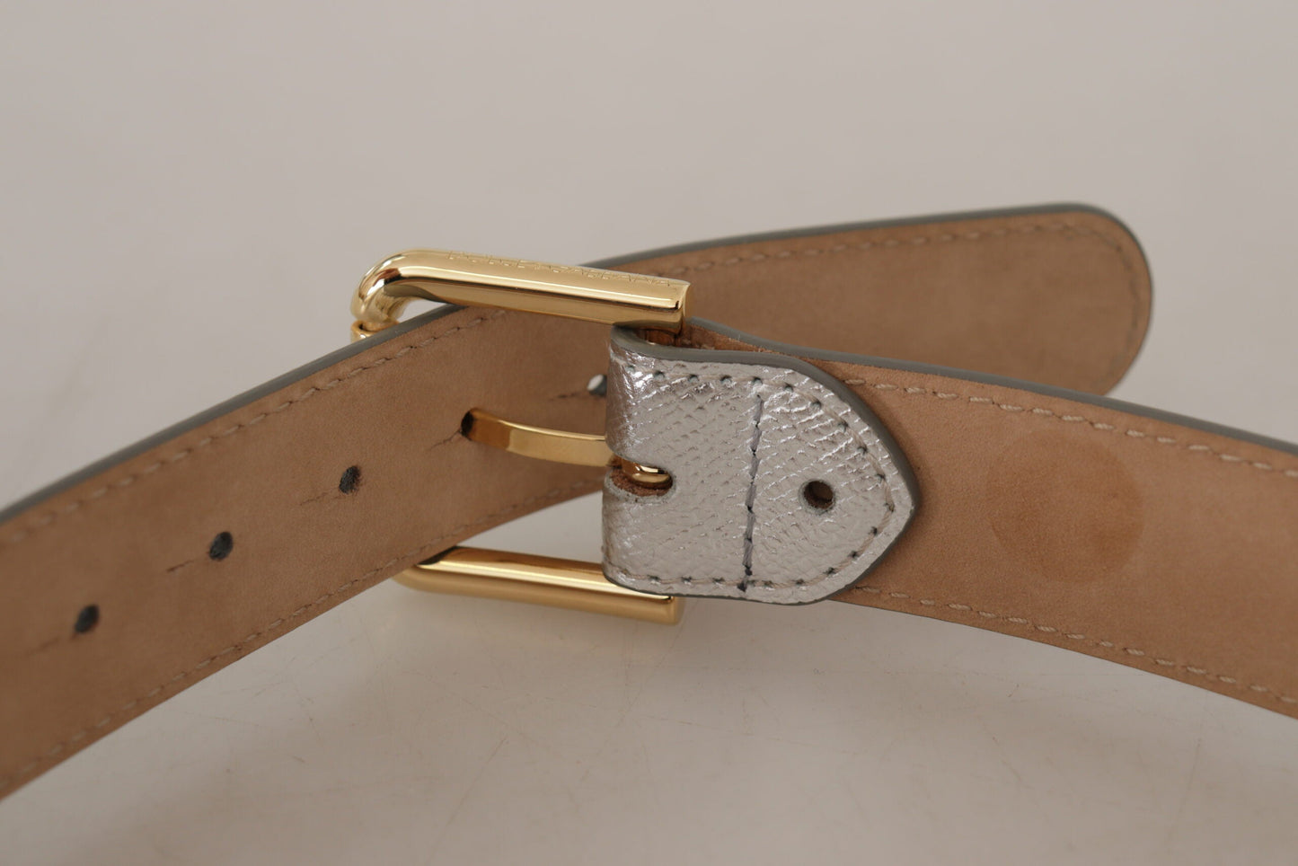 Dolce & Gabbana Taillengürtel aus Leder in Silber mit goldfarbener Logo-Schließe