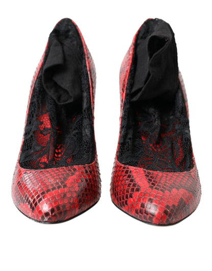 Dolce & Gabbana Pumps aus Ayers-Leder in Rot mit Spitzenstrümpfen