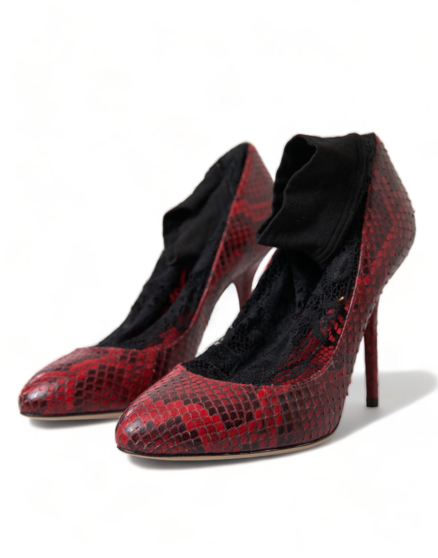 Dolce & Gabbana Pumps aus Ayers-Leder in Rot mit Spitzenstrümpfen