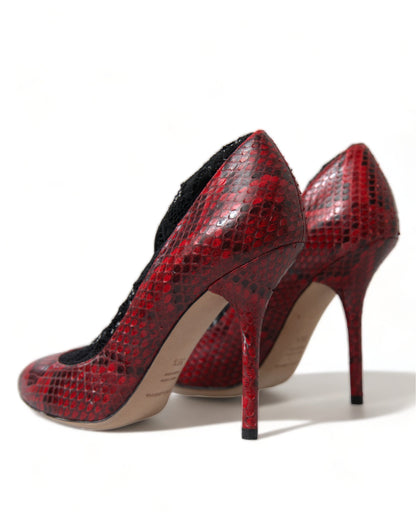 Dolce & Gabbana Pumps aus Ayers-Leder in Rot mit Spitzenstrümpfen