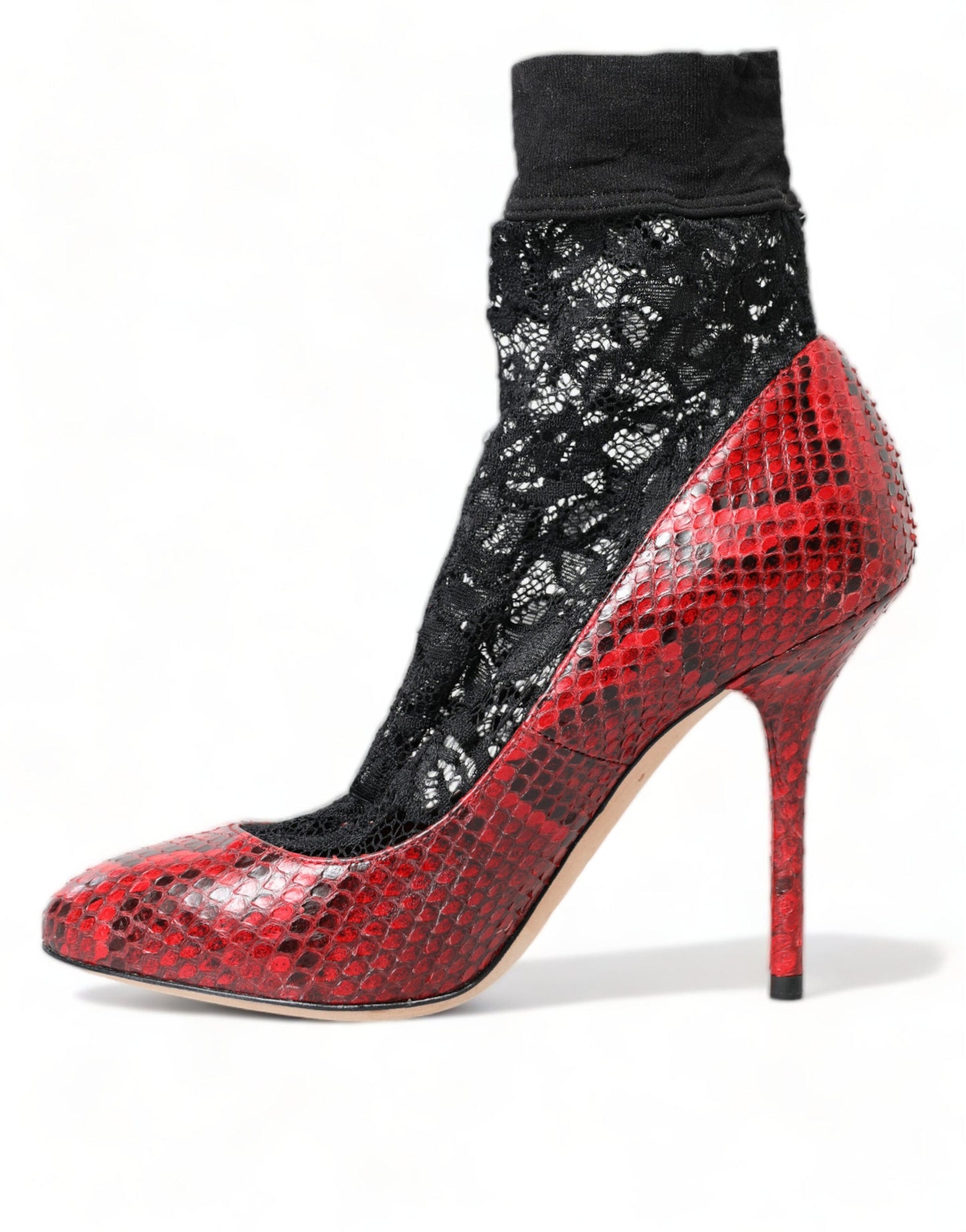 Dolce & Gabbana Pumps aus Ayers-Leder in Rot mit Spitzenstrümpfen