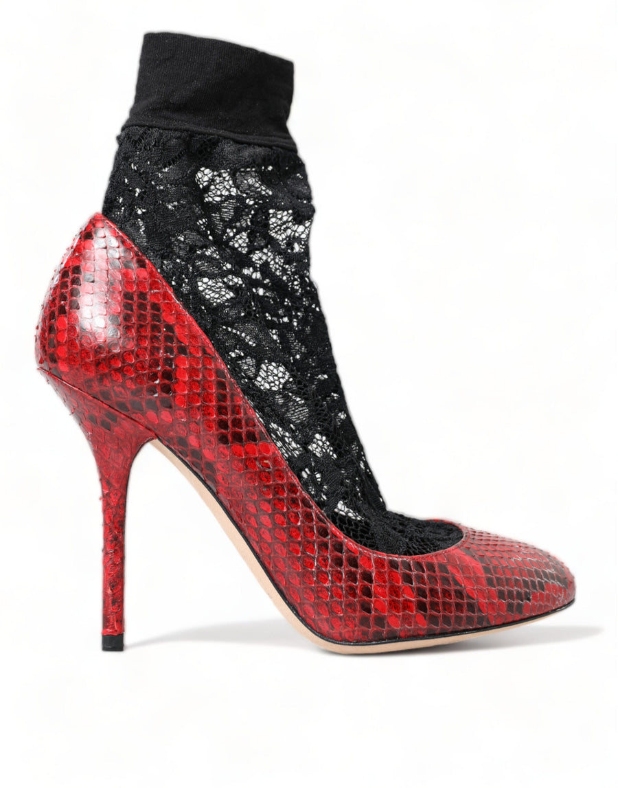 Dolce & Gabbana Pumps aus Ayers-Leder in Rot mit Spitzenstrümpfen