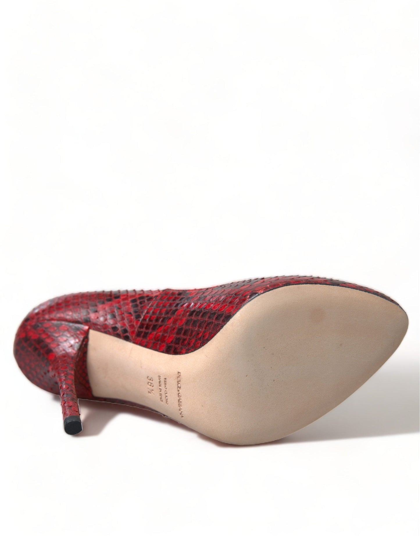 Dolce & Gabbana Pumps aus Ayers-Leder in Rot mit Spitzenstrümpfen