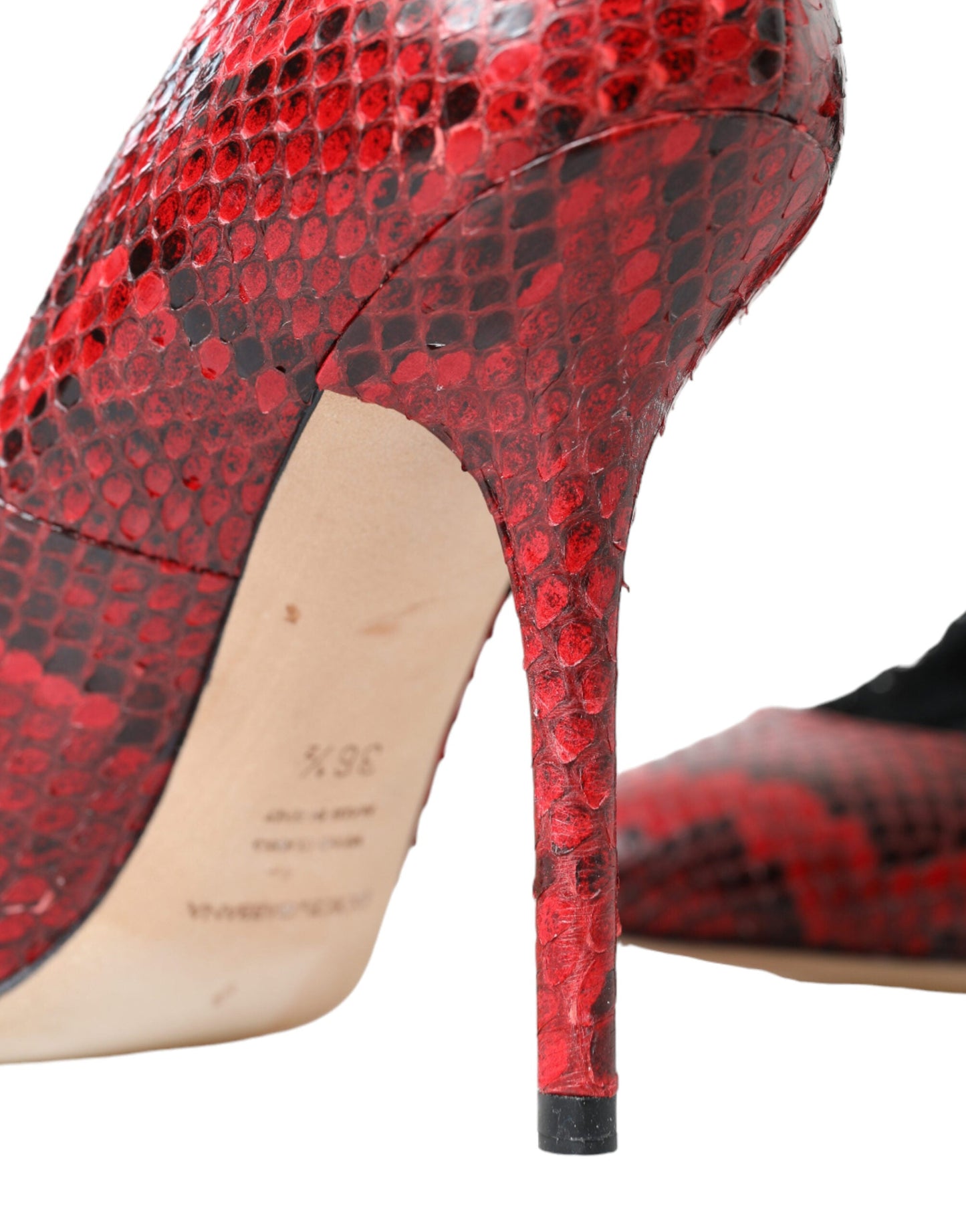 Dolce & Gabbana Pumps aus Ayers-Leder in Rot mit Spitzenstrümpfen