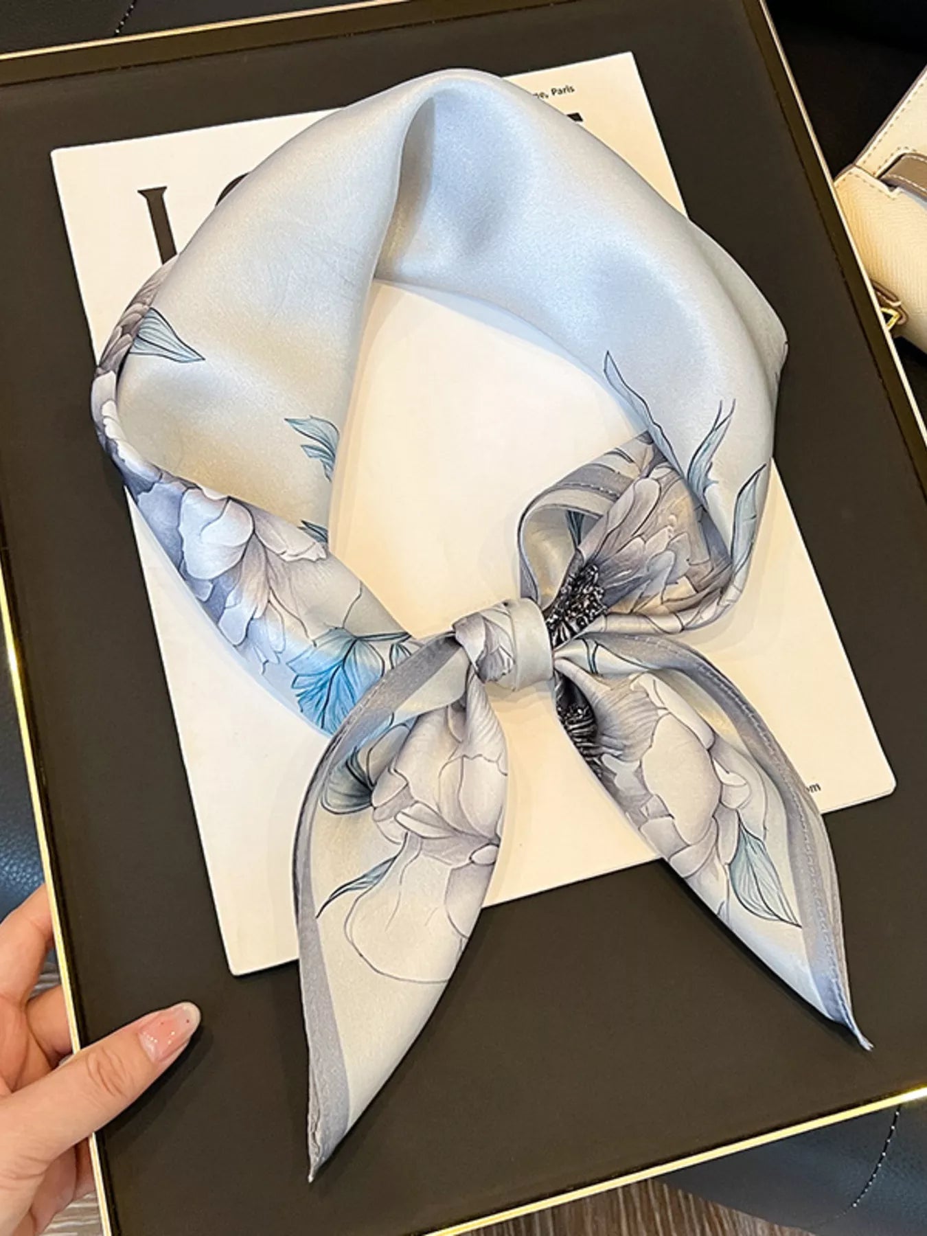Quadratisches Damen Seidentuch mit floralem Print