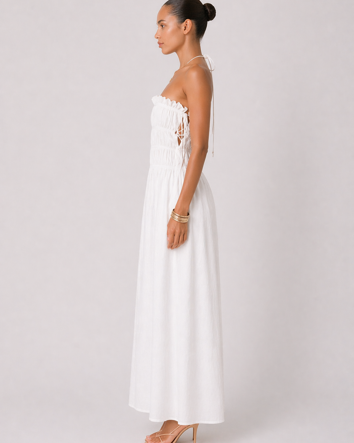 Trägerloses Maxikleid mit gesmoktem Oberteil