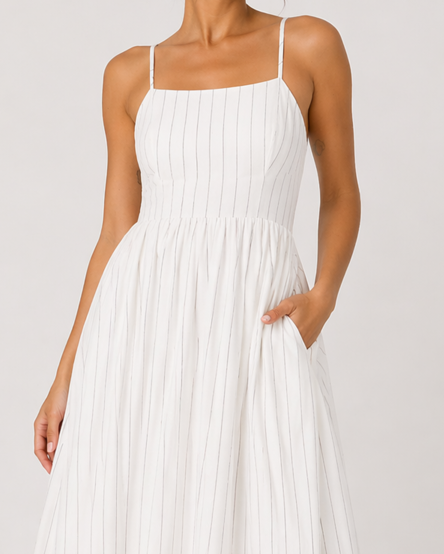 Gestreiftes Midi Kleid mit Trägern und Taschen
