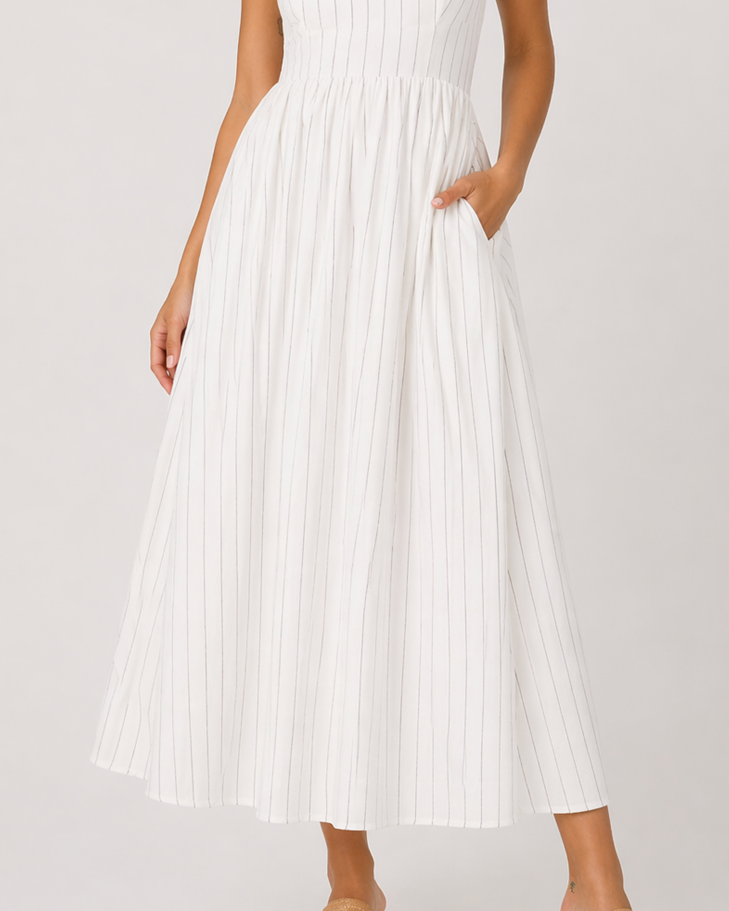 Gestreiftes Midi Kleid mit Trägern und Taschen