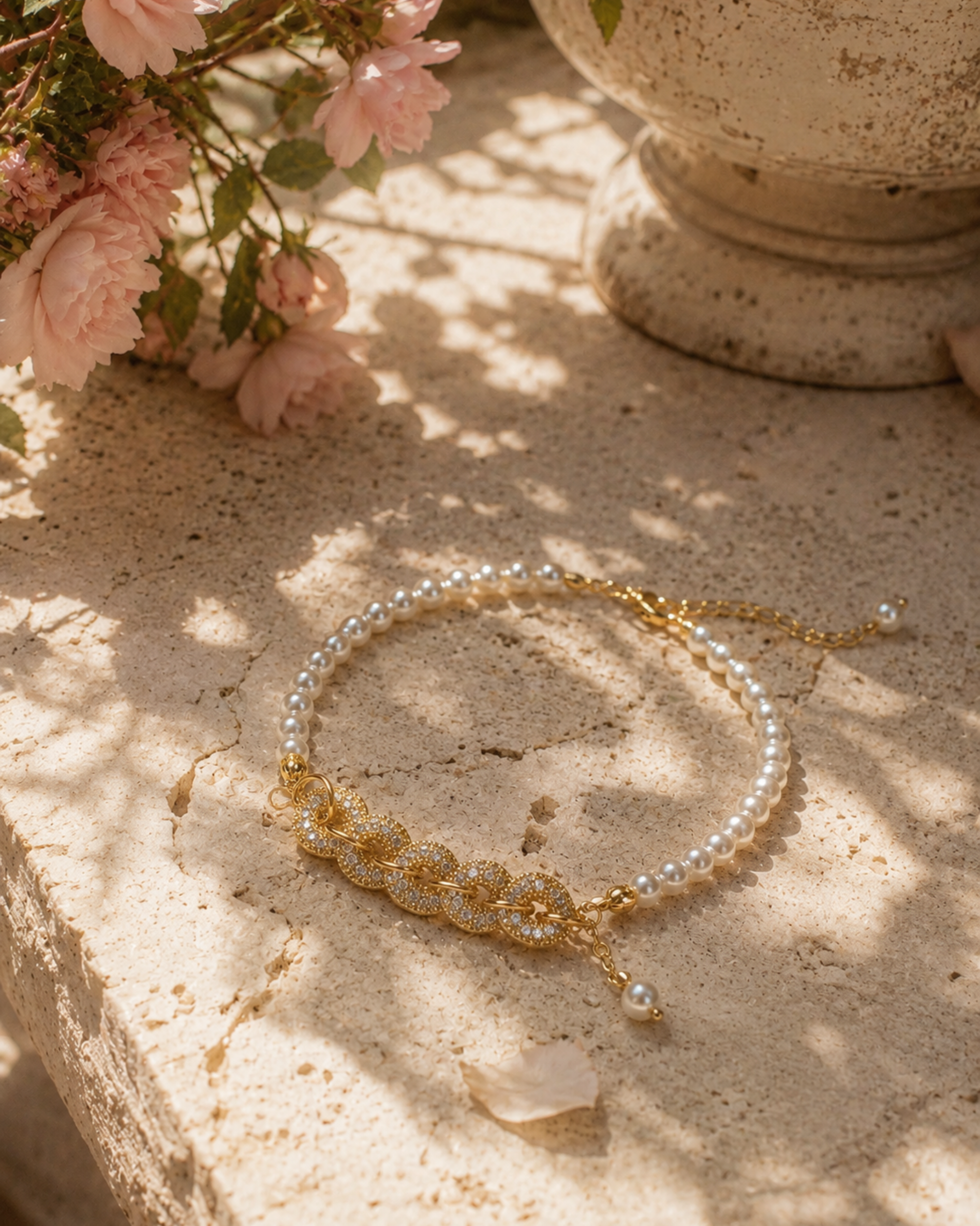 Goldenes Damen Armband mit Perlen und Zirkondetails