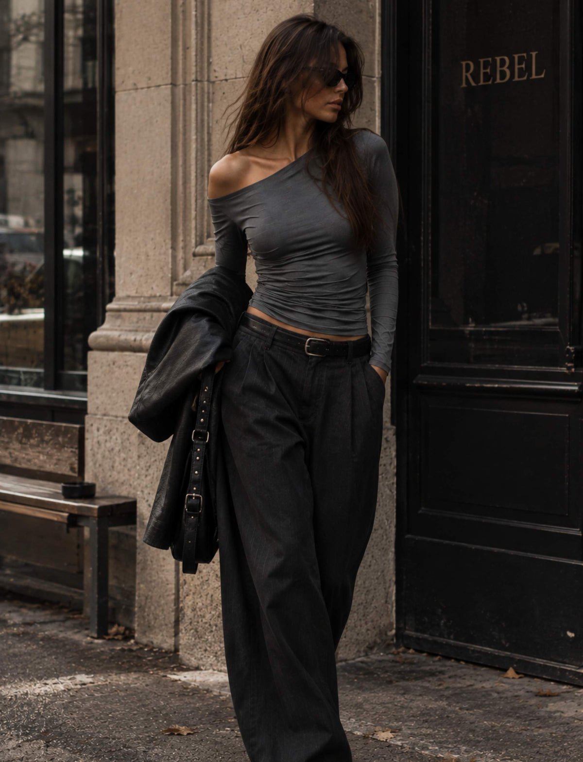 Graues asymmetrisches One-Shoulder Langarm-Top für Damen mit figurbetonter Passform im REBEL Look