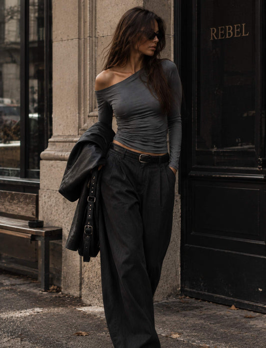 Graues asymmetrisches One-Shoulder Langarm-Top für Damen mit figurbetonter Passform im REBEL Look