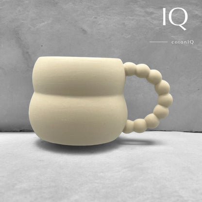 Keramiktasse mit Perlenhenkel – Geschwungenes Design – Beige – 250 ml
