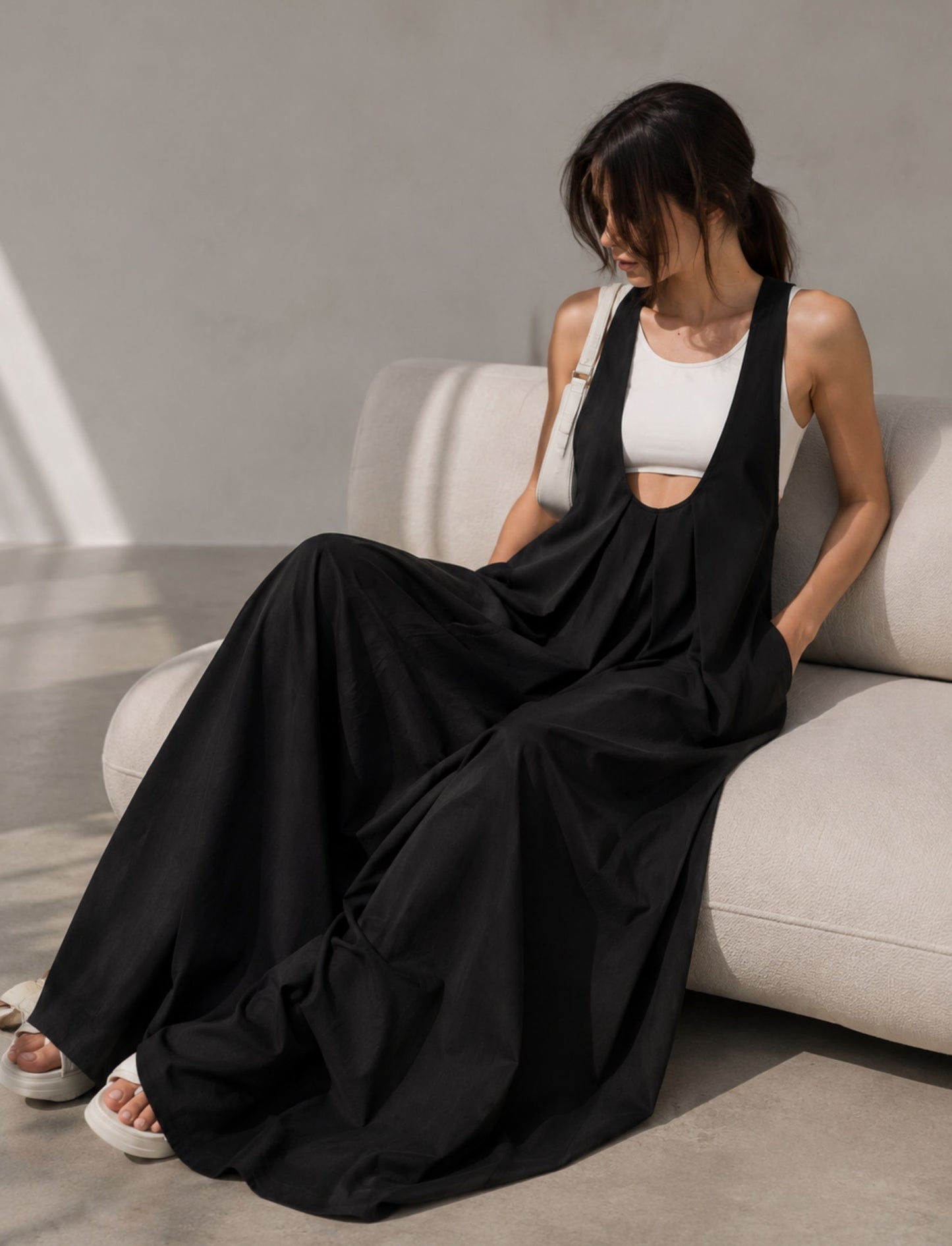 Elegantes Damen Plissee Maxikleid im Overall-Stil