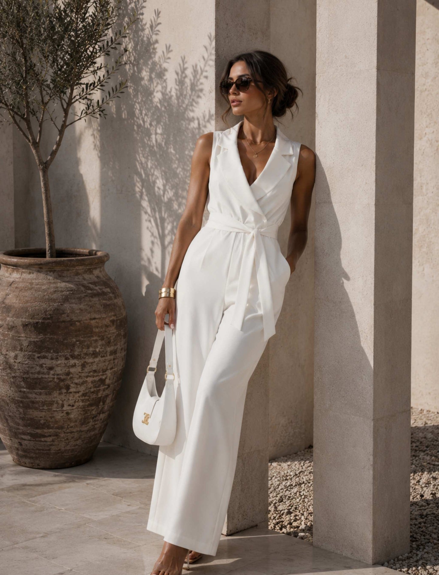 Damen Jumpsuit ärmellos mit Wickeloptik Gürtel und weitem Bein