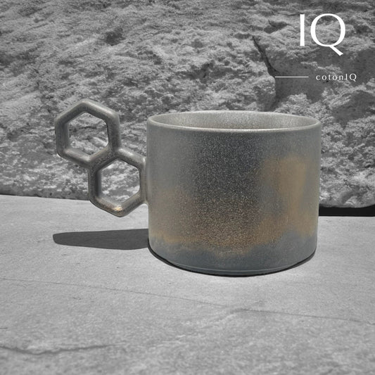 Designer-Keramiktasse mit geometrischem Griff – Schwarz und Gold – 235 ml