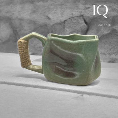 Handgefertigte Keramiktasse – Rustikales Unikat – Grün und Lilatöne –  230 ml