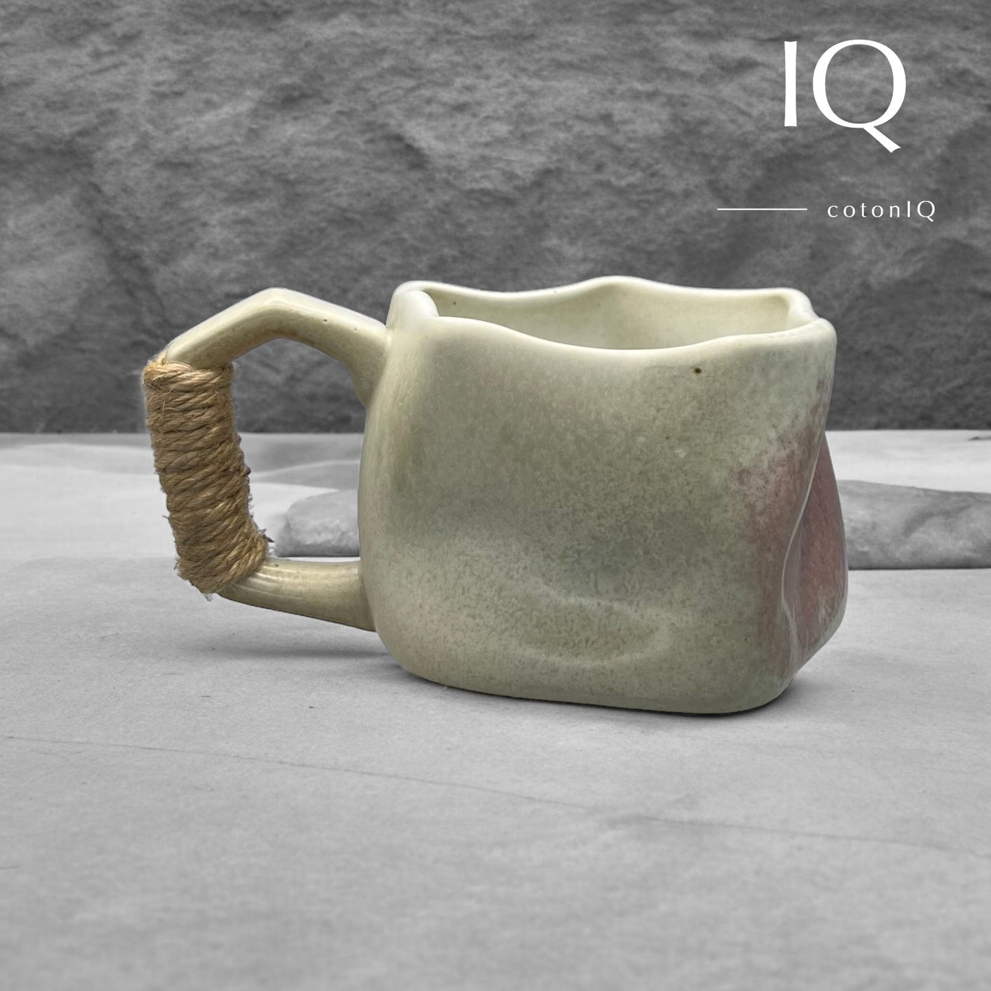 Handgefertigte Keramiktasse – Rustikales Unikat – Weiß und Lilatöne –  230 ml