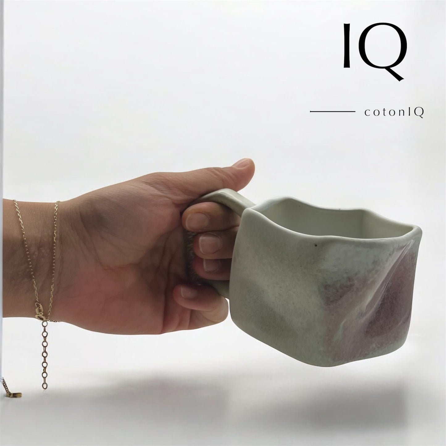 Handgefertigte Keramiktasse – Rustikales Unikat – Weiß und Lilatöne –  230 ml