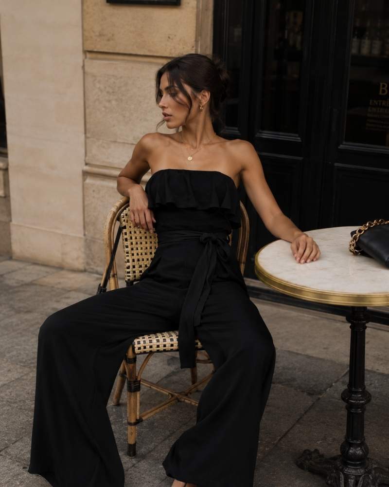 Schulterfreier Damen Jumpsuit mit weitem Bein