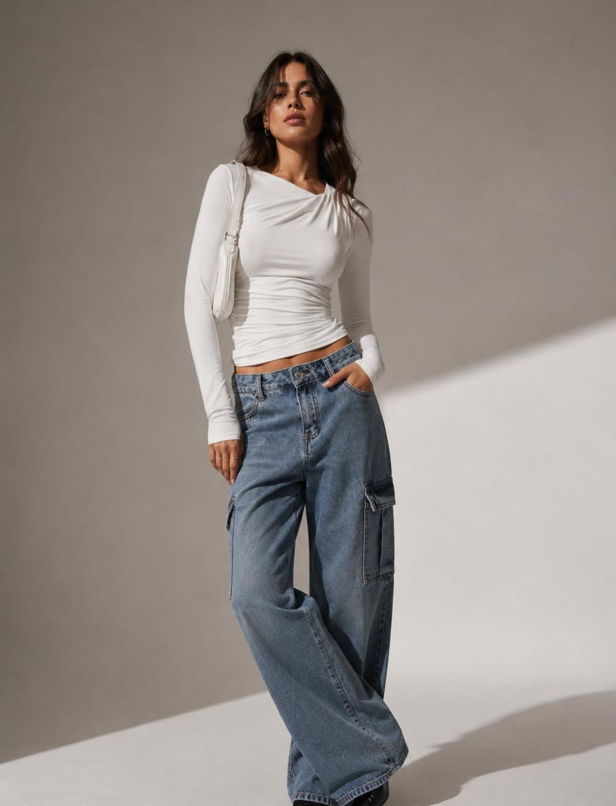 Vorderansicht des weißen Damen Langarm-Tops mit asymmetrischem Ausschnitt und körpernaher Passform