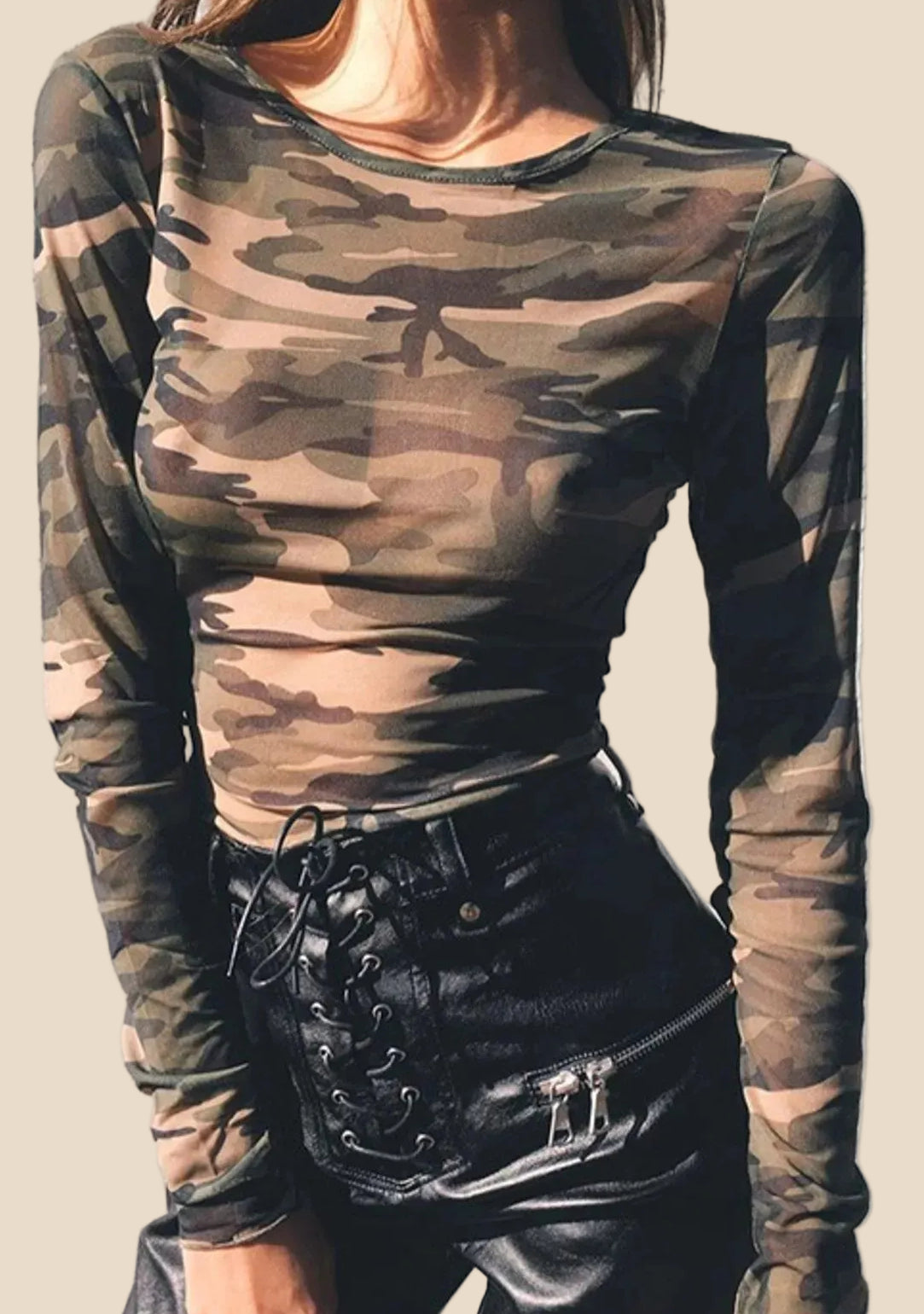 Vorderansicht des transparenten Mesh-Tops für Damen mit Camouflage-Muster und langen Ärmeln
