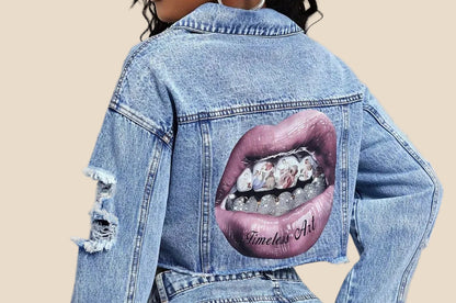 Rückansicht der Cropped Jeansjacke für Damen mit auffälligem Statement-Patch