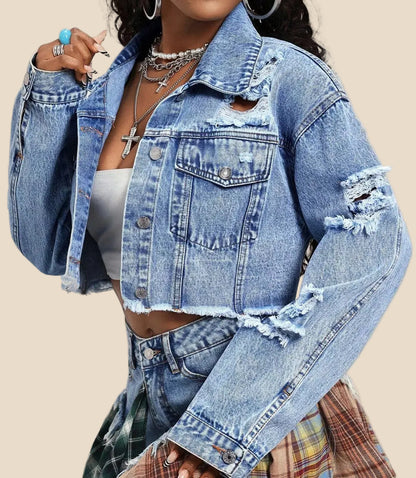 Vorderansicht der Cropped Jeansjacke für Damen mit Destroyed-Details und offenen Kanten