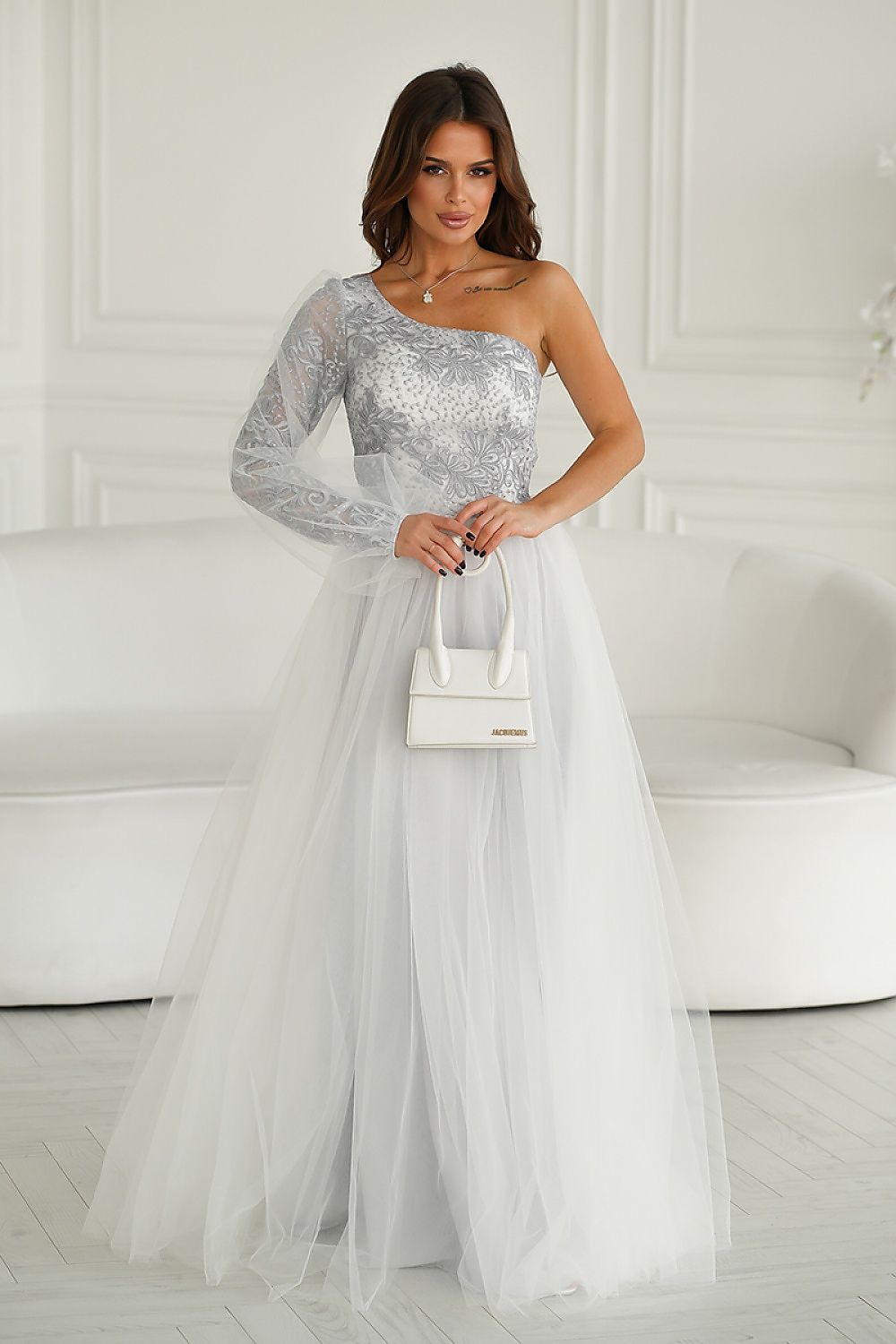 Ballkleid mit einseitigem Spitzenärmel und Tüllrock